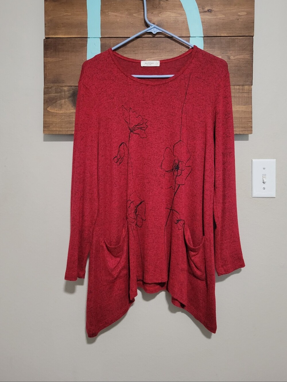 Jess & Jane Red Floral Soft Knit Long Sleeve Sharkbite Hemline With Pockets Top